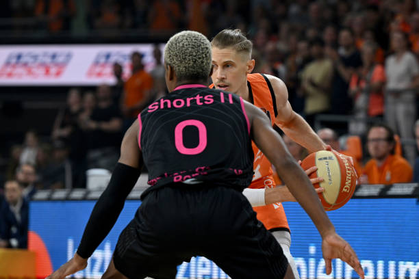 特坚持单中 特坚持单中